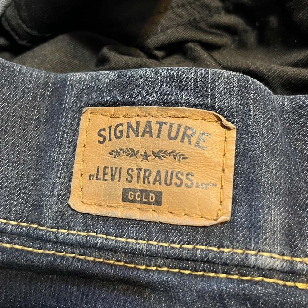 Signature by LEVI STRAUSS GOLD Totally Shaping Pull-On Skinny - Picture 6 of 8